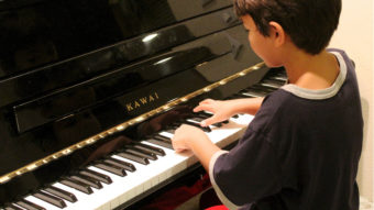 子供がピアノを弾いている画像